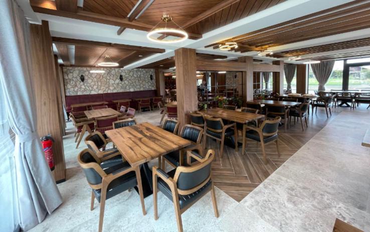 Hotel Restaurant & Spa Les Planets Les Rasses エクステリア 写真