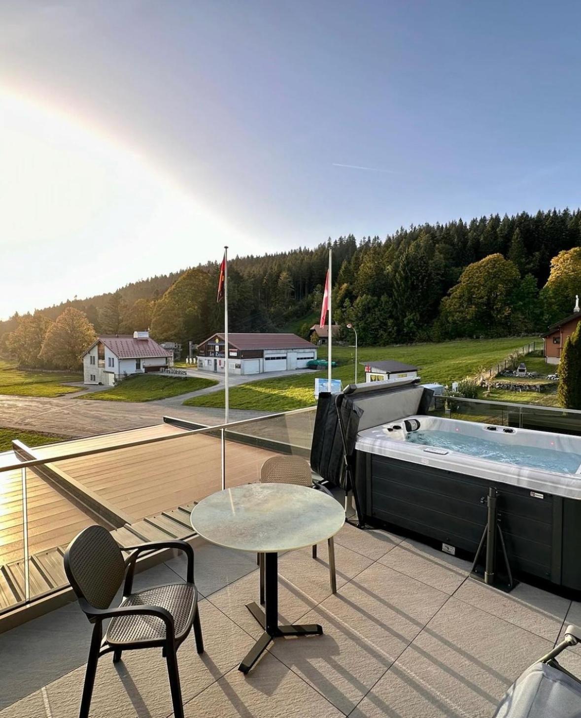 Hotel Restaurant & Spa Les Planets Les Rasses エクステリア 写真