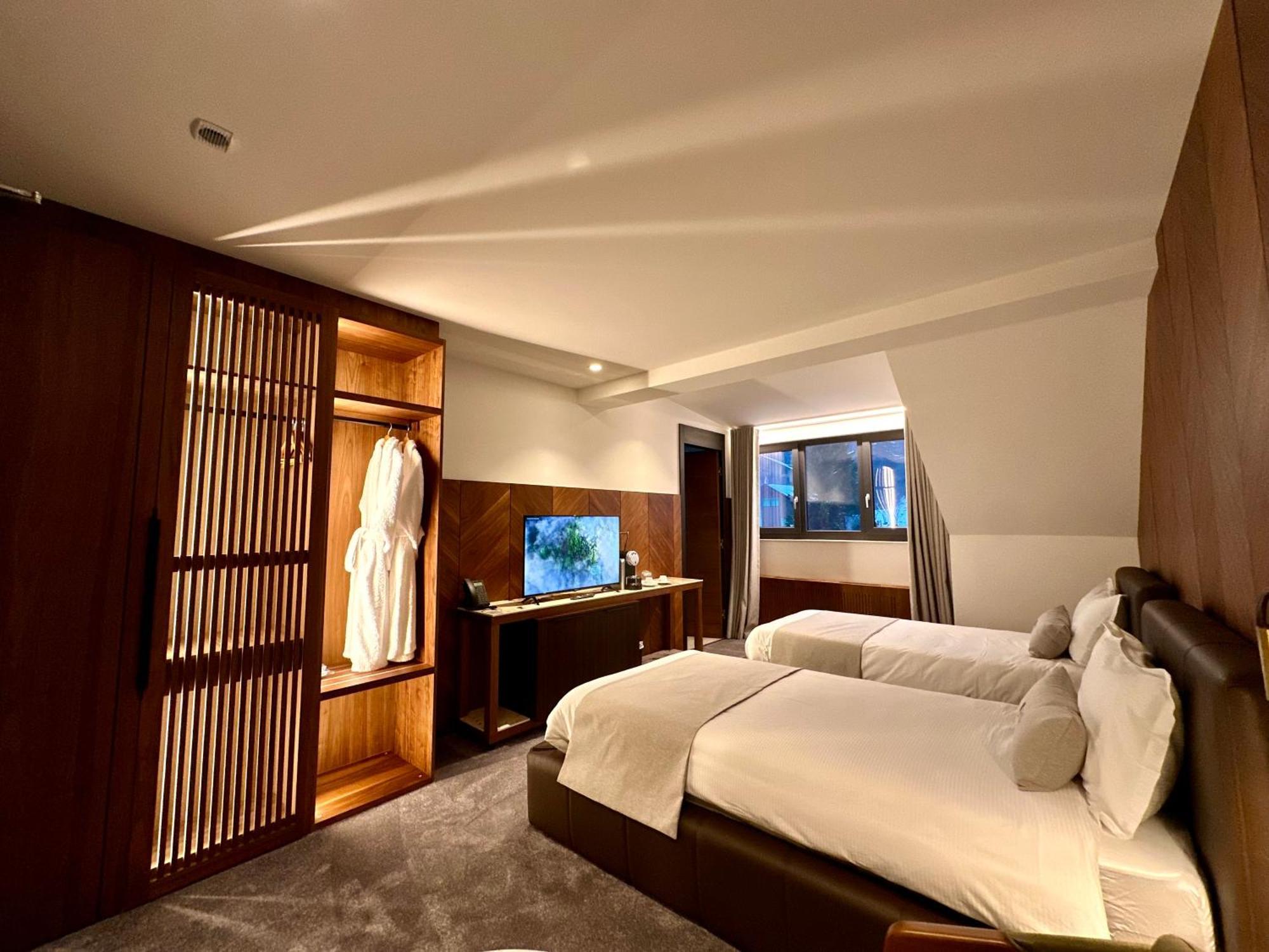 Hotel Restaurant & Spa Les Planets Les Rasses エクステリア 写真