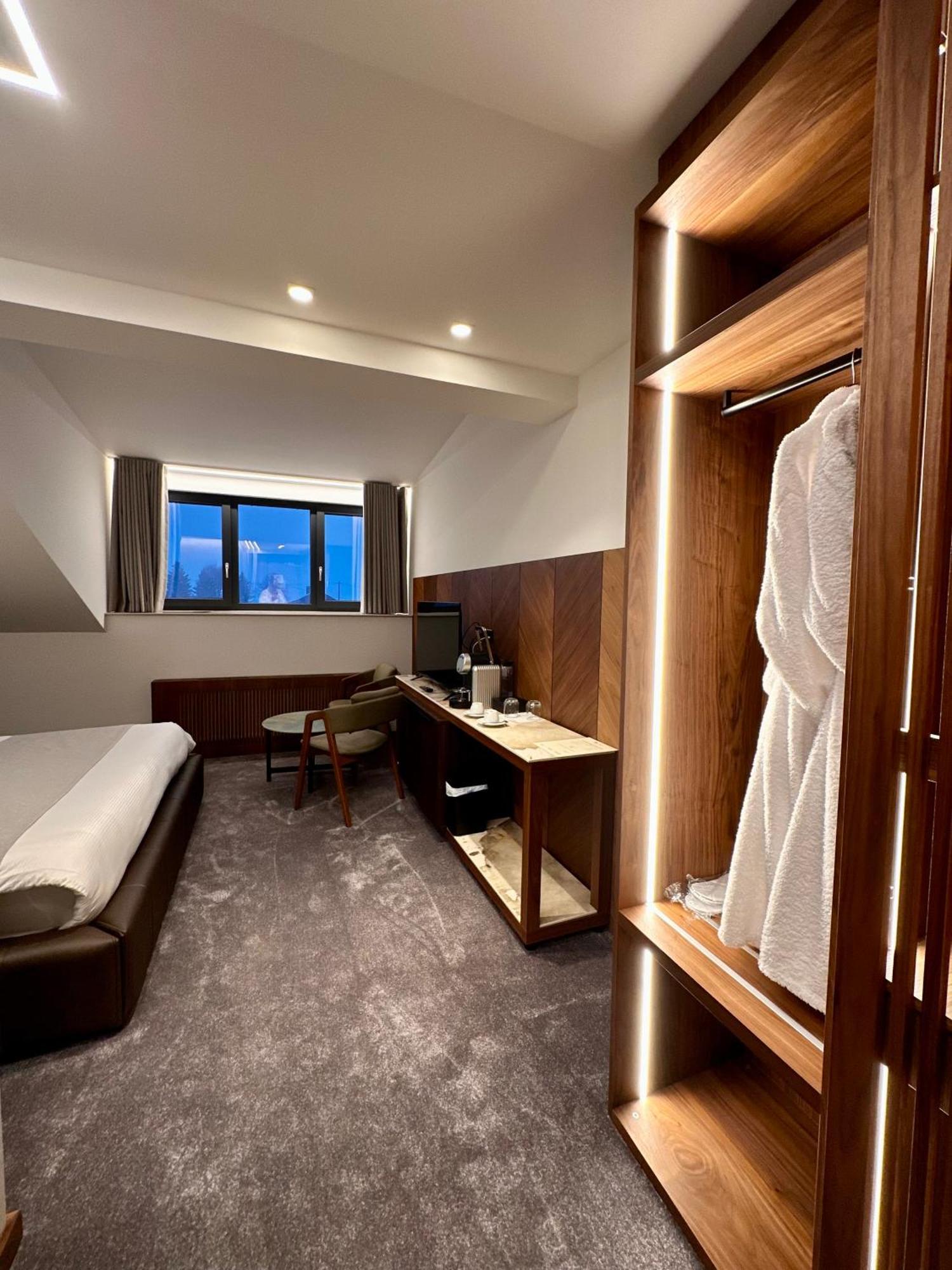 Hotel Restaurant & Spa Les Planets Les Rasses エクステリア 写真